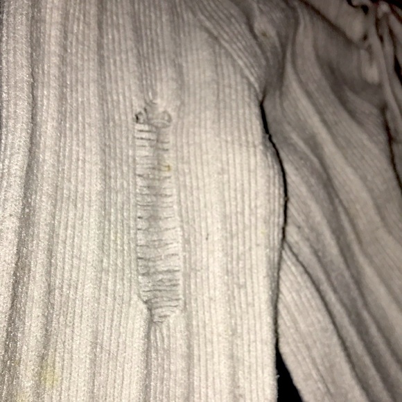 White knitted crop top with rips in it - Picture 4 of 6